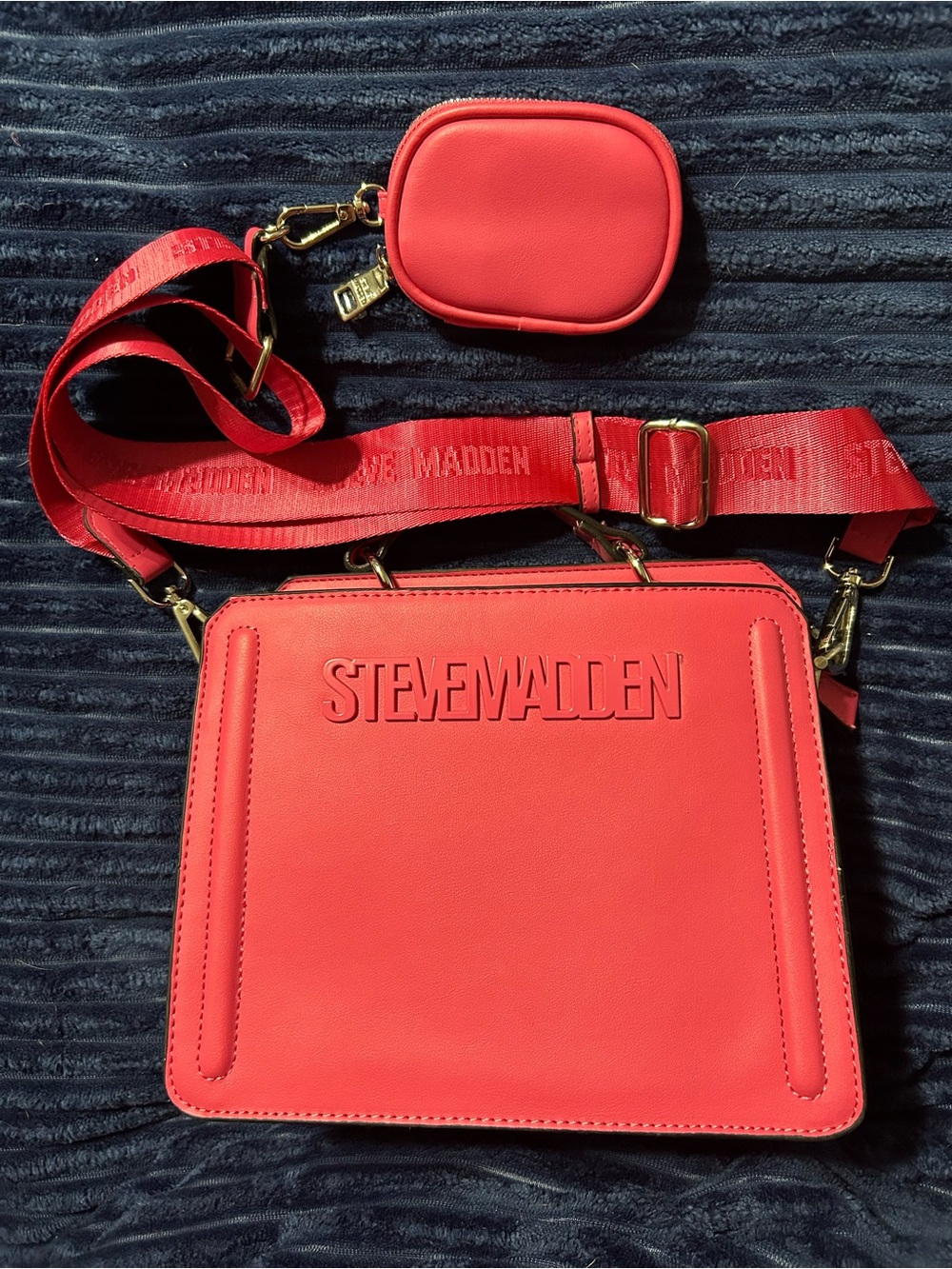 Steve Madden Bevelyn Hot Pink Crossbody Bag - Picture 3 of 16